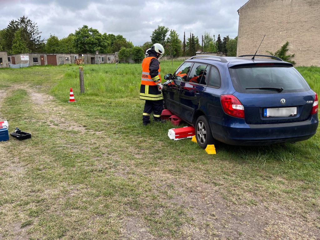 Das Foto zeigt die gesicherte Einsatzstelle und das gegen Wegrollen und absacken gesicherte Fahrzeug.