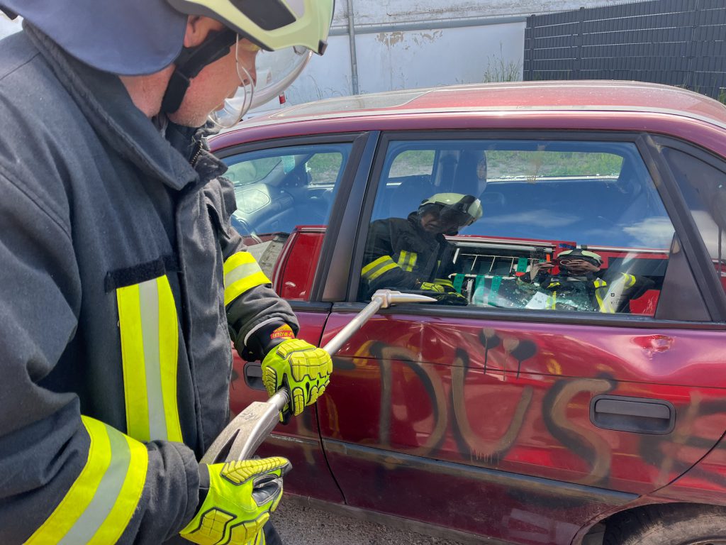 Einsatz des Halligan-Tools zum Zerstören eines PKW-Seitenfensters.