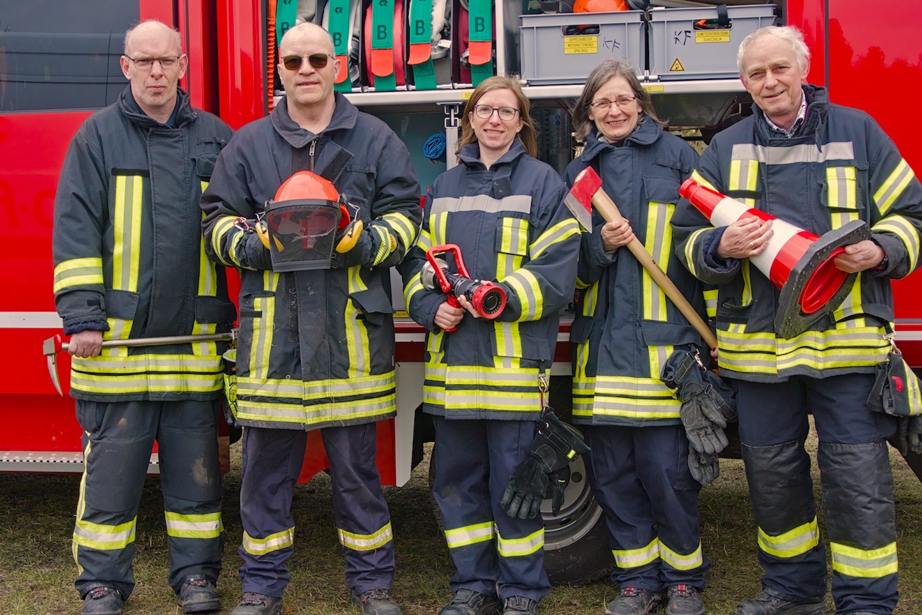Das Foto zeigt die aktive Einsatzgruppe der Freiwilligen Feuerwehr Krusenfelde mit Einsatzmitteln in ihren Händen vor dem Feuerwehrfahrzeug stehend. (Foto: FF Krusenfelde, Levermann)