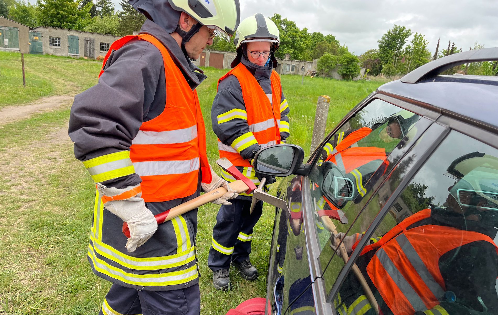 Das Foto zeigt die Technische Hilfeleistung bei einem Verkehrsunfall mit einfachen Mitteln.