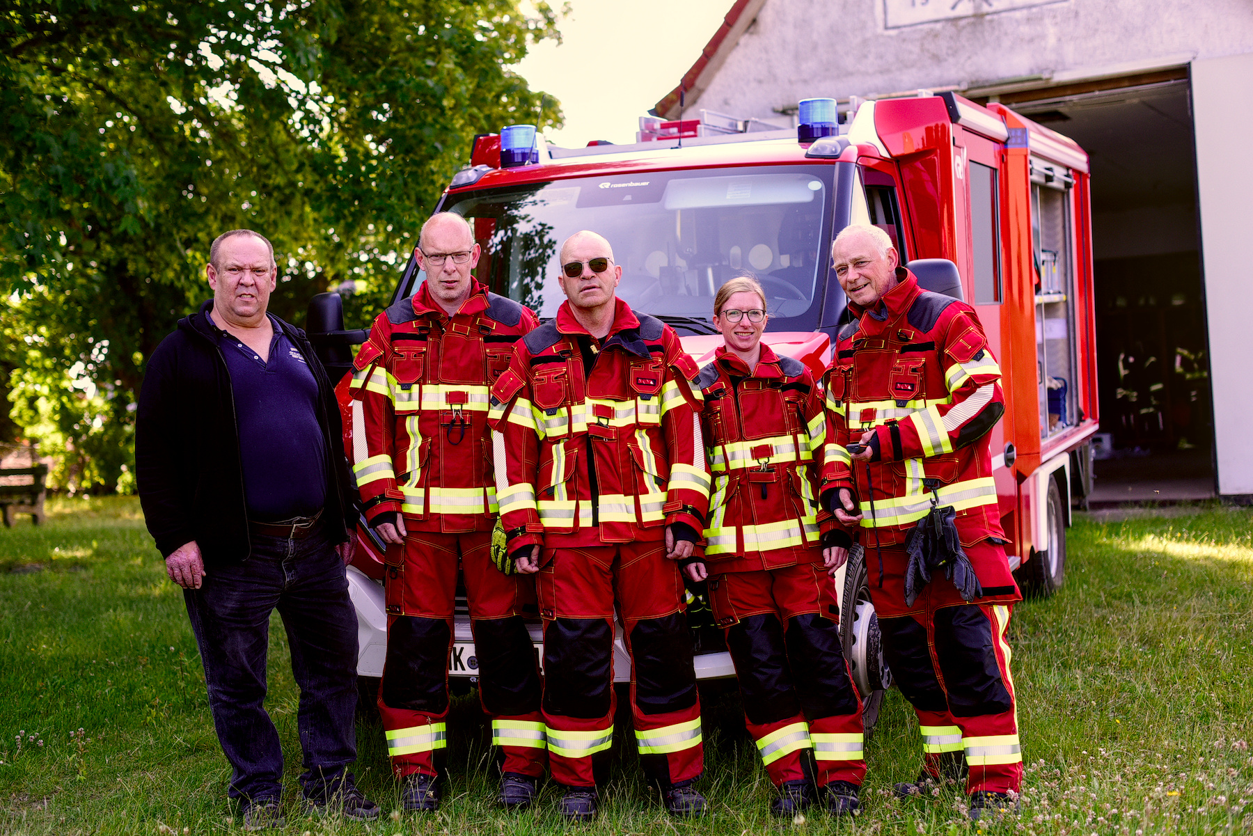 Feuerwehr-Einsatzkräfte der Freiwilligen Feuerwehr Krusenfelde mit neuer Einsatzkleidung